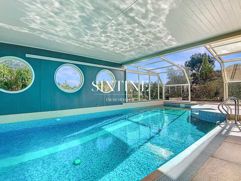 Maison - 235 m² - 8 pièces