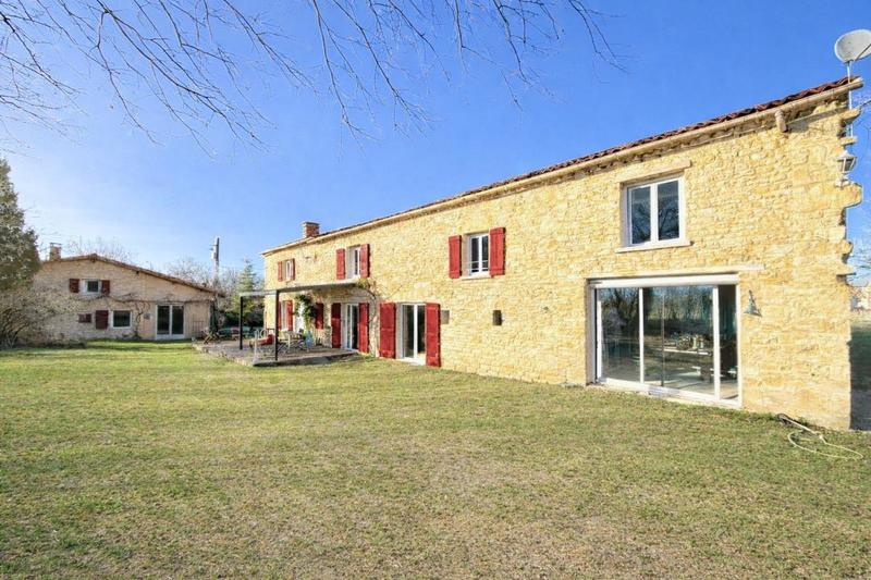 Maison - 250 m² - 9 pièces