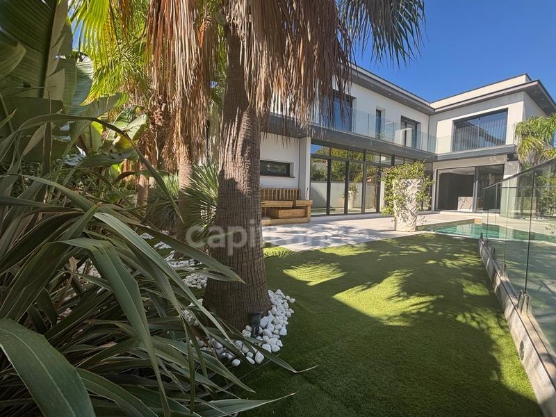 Maison - 261 m² - 7 pièces