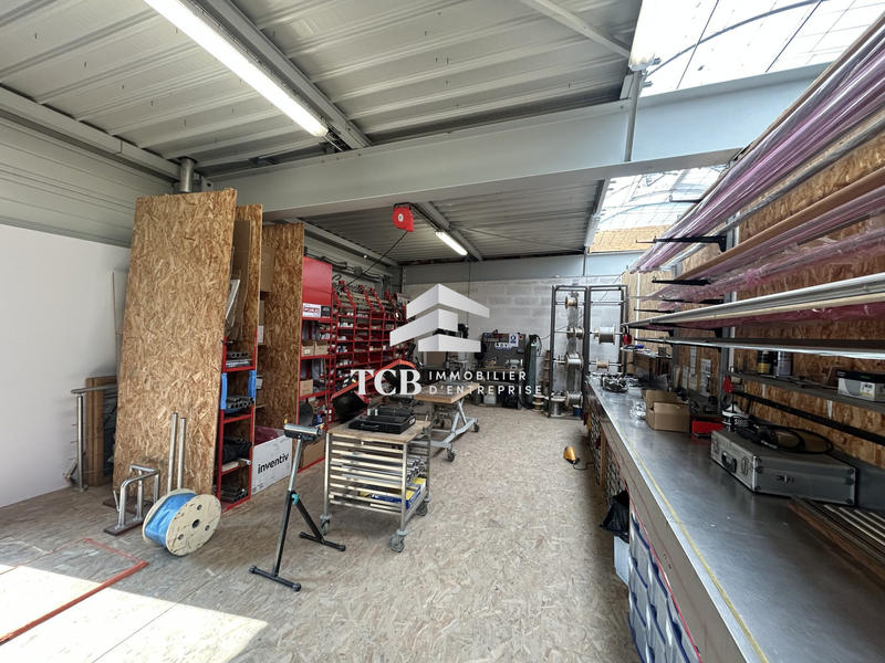 Local d'activités - 331 m²