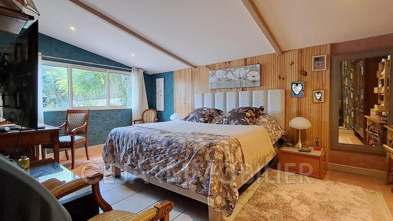 Maison - 223 m² - 8 pièces