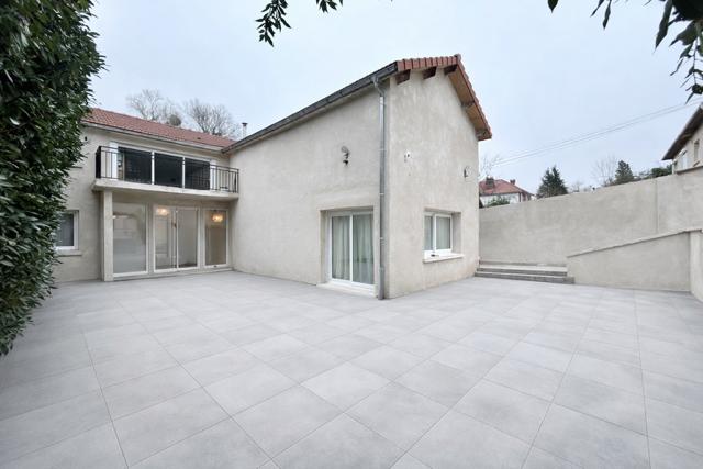 Maison - 214 m² - 7 pièces