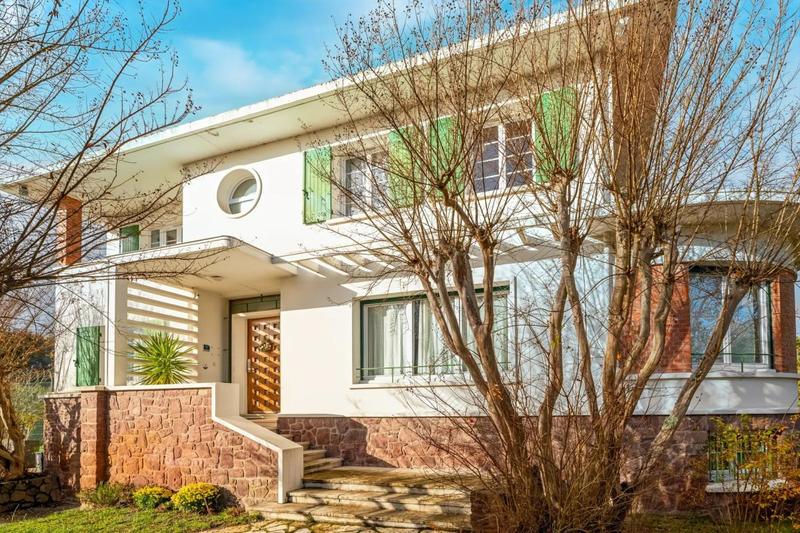 Maison - 235 m² - 10 pièces