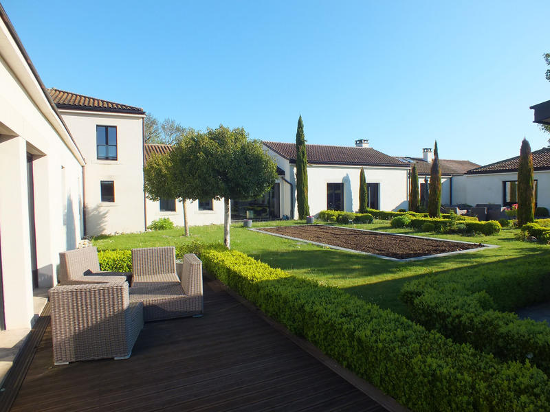 Maison d'architecte - 730 m² - 17 pièces