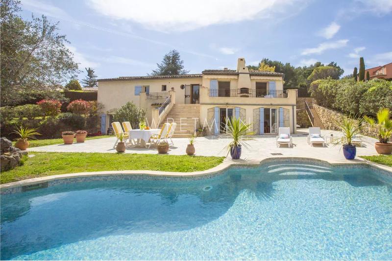 Maison - 218 m² - 9 pièces