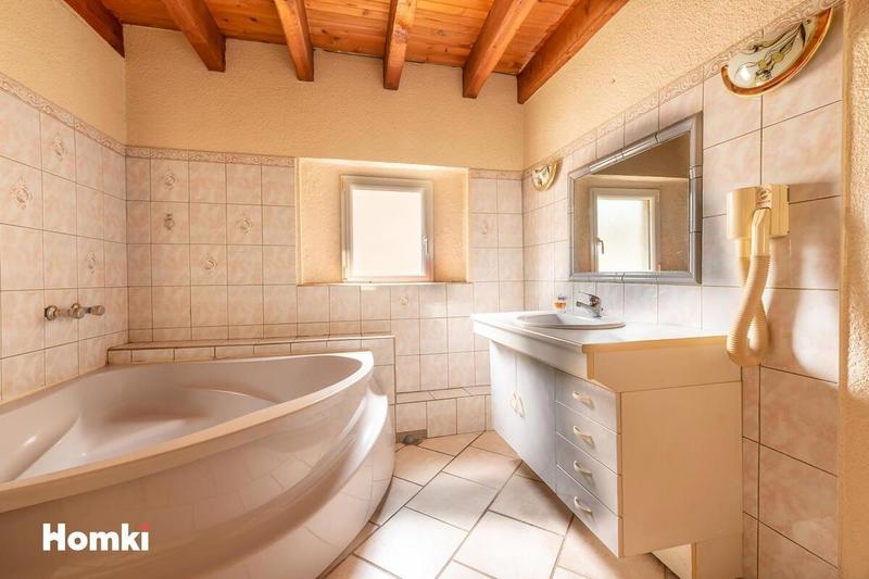 Maison - 1 800 m² - 31 pièces