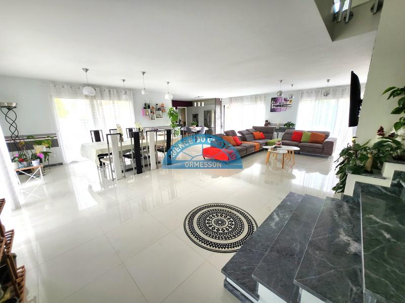 Maison - 240 m² - 9 pièces