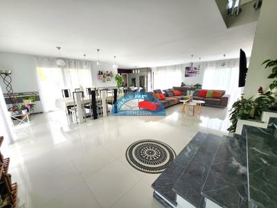 Maison - 240 m² - 9 pièces