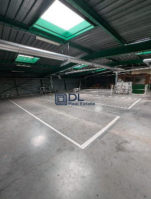 Entrepôt - 1 593 m²