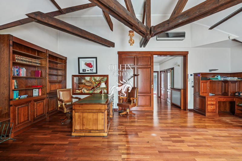 Maison - 365 m² - 12 pièces