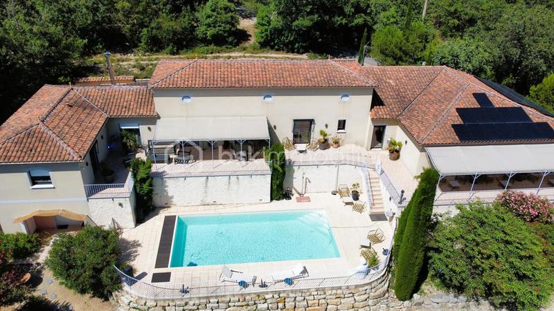 Maison - 370 m² - 12 pièces