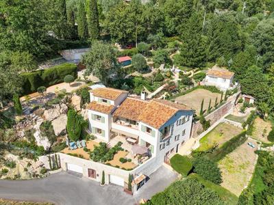 Maison - 250 m² - 6 pièces