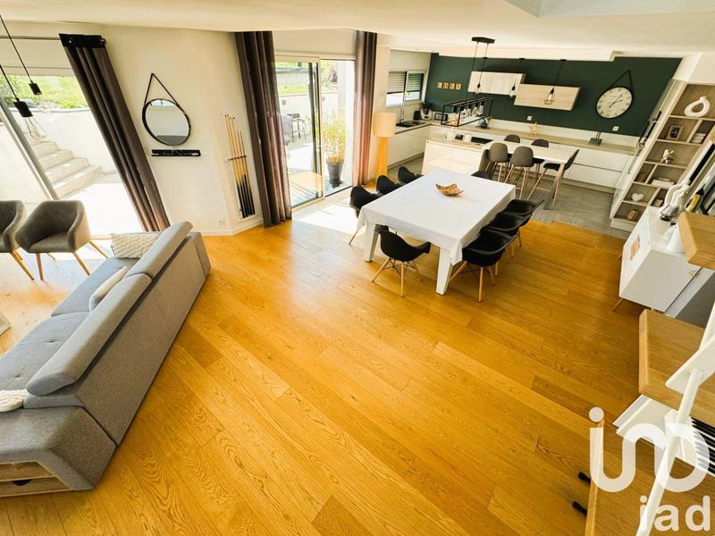 Maison - 200 m² - 8 pièces