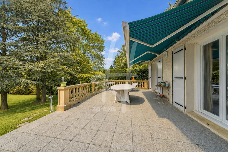 Maison - 300 m² - 6 pièces