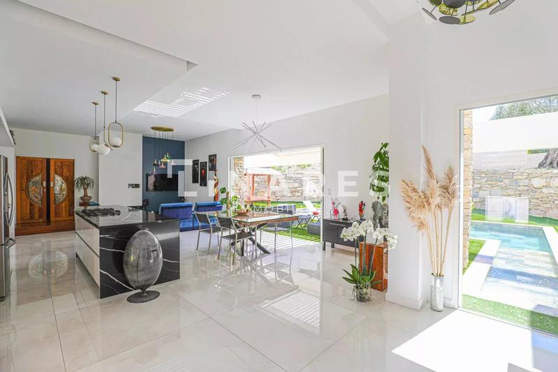 Maison - 280 m² - 4 pièces