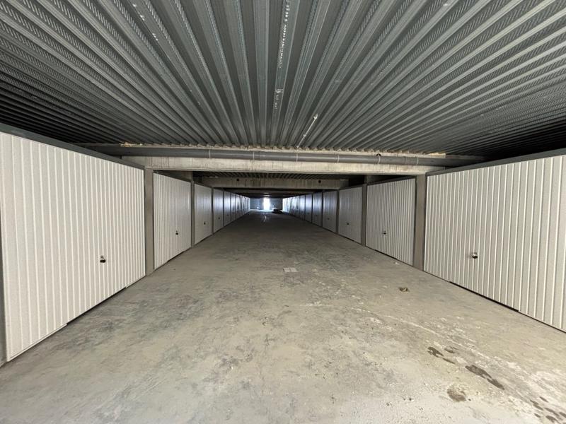 Parking / Garage - 450 m²