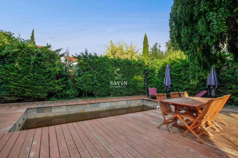 Maison - 247 m² - 8 pièces