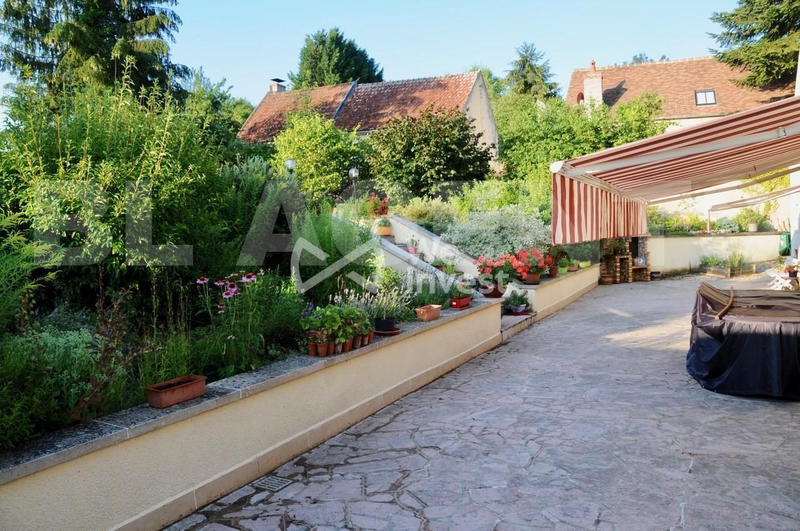 Maison - 327 m² - 10 pièces