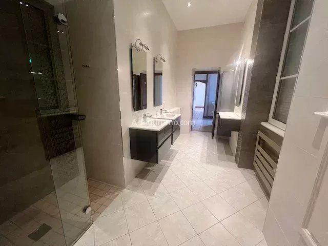 Maison - 280 m² - 10 pièces