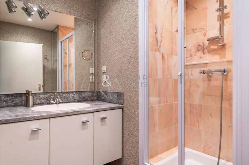 Appartement - 240 m² - 7 pièces