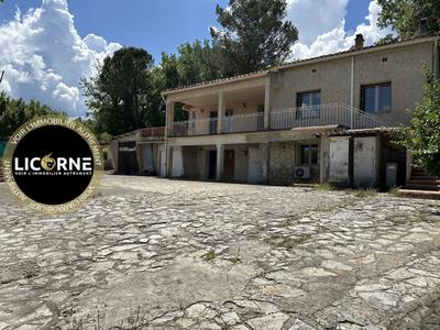 Villa - 168 m² - 9 pièces