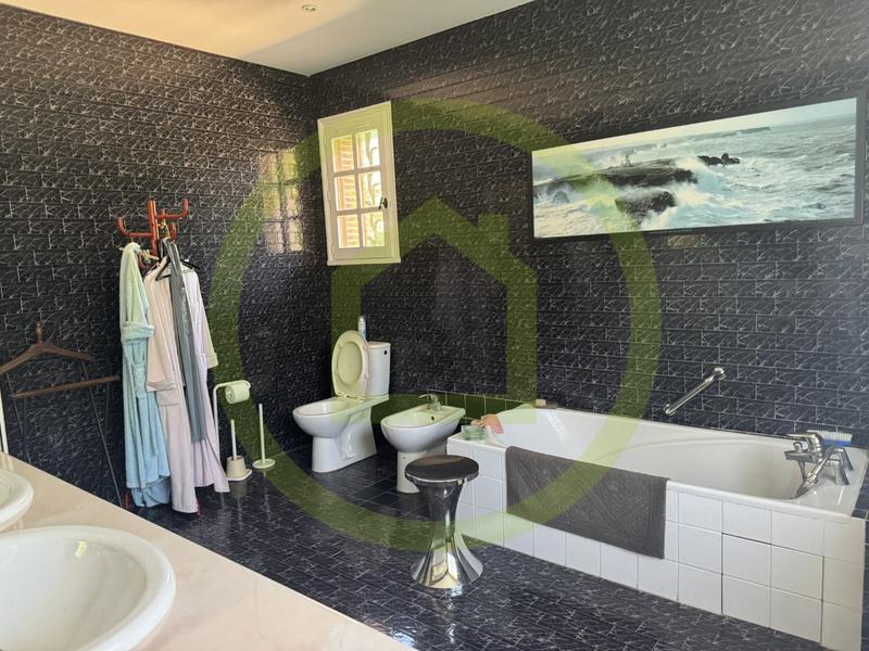 Propriété - 305 m² - 13 pièces