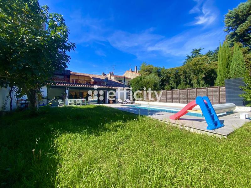 Maison de ville - 255 m² - 7 pièces