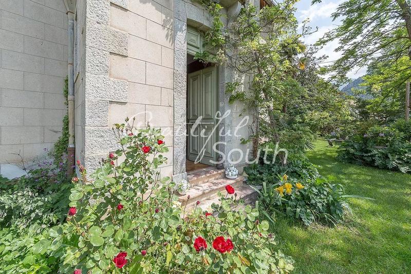 Propriété - 330 m² - 15 pièces