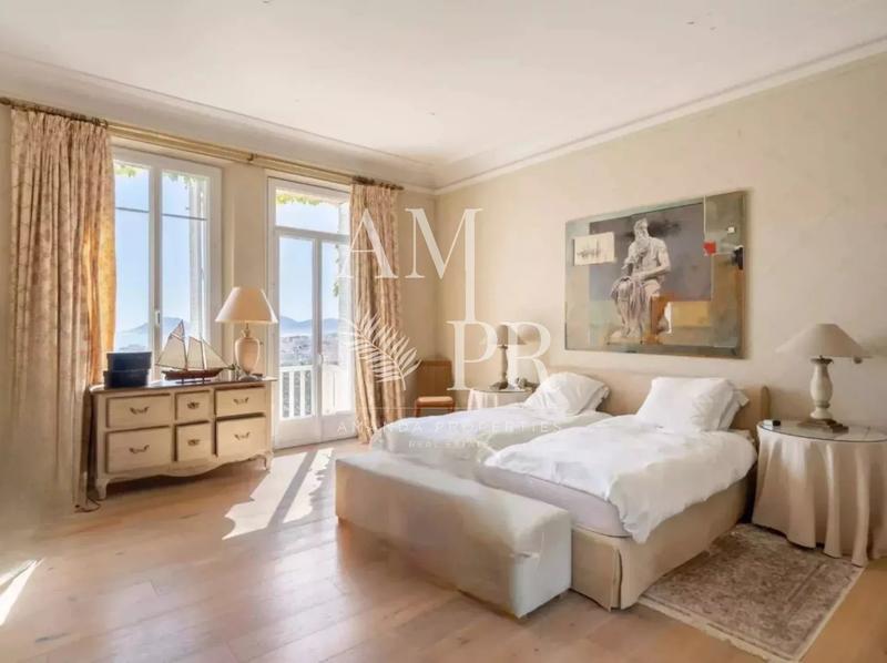 Maison - 682 m² - 11 pièces