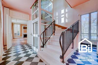 Maison - 427 m² - 14 pièces