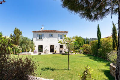 Maison - 220 m² - 5 pièces