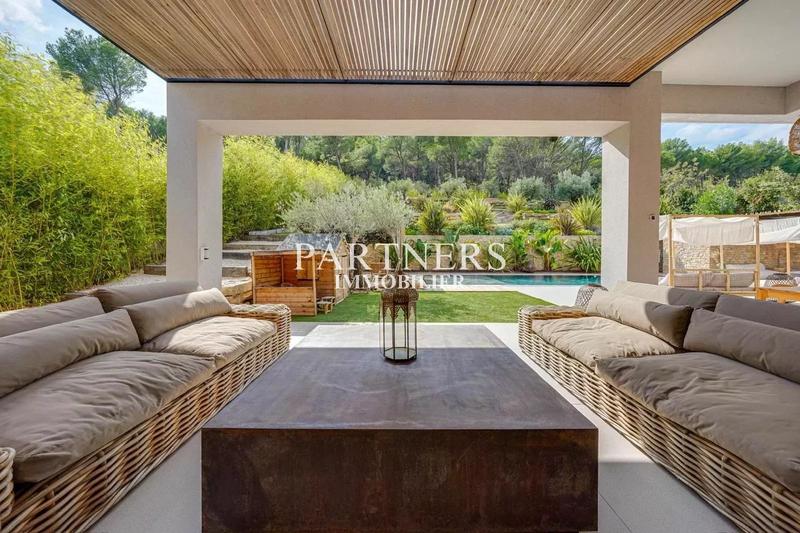 Maison - 350 m² - 6 pièces