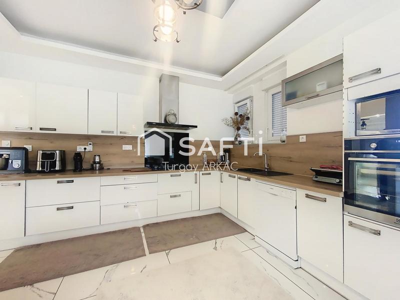 Maison - 236 m² - 8 pièces