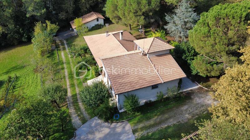 Propriété - 190 m² - 6 pièces