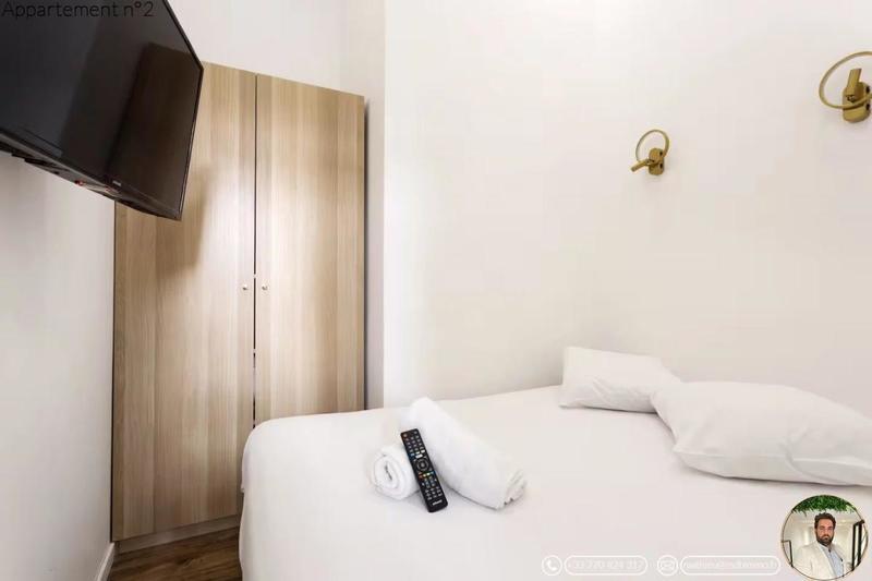 Studio - 100 m² - 9 pièces