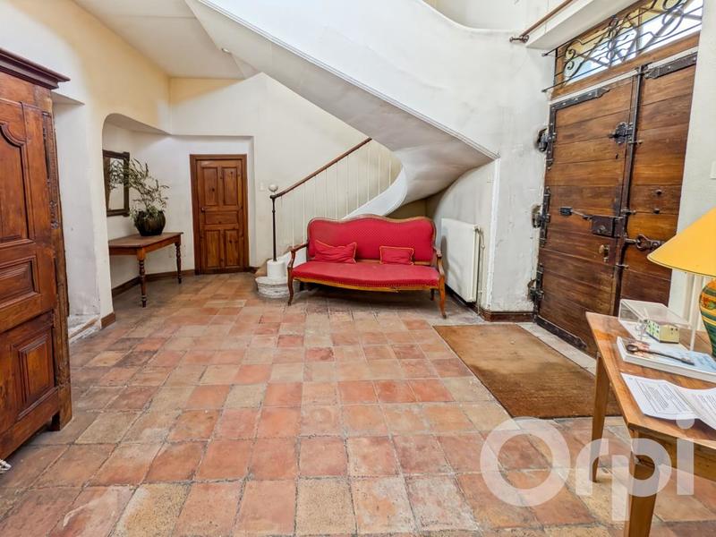 Maison - 285 m² - 9 pièces