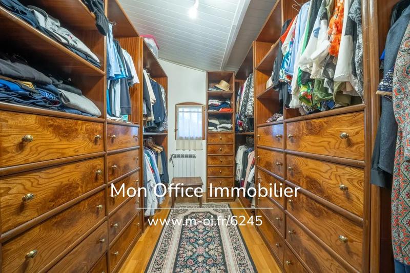 Maison - 233 m² - 7 pièces