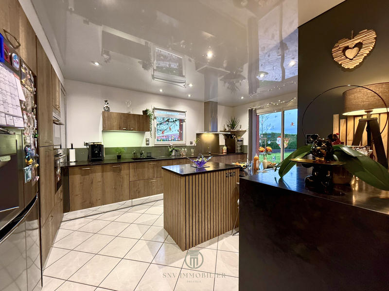 Maison - 239 m² - 9 pièces