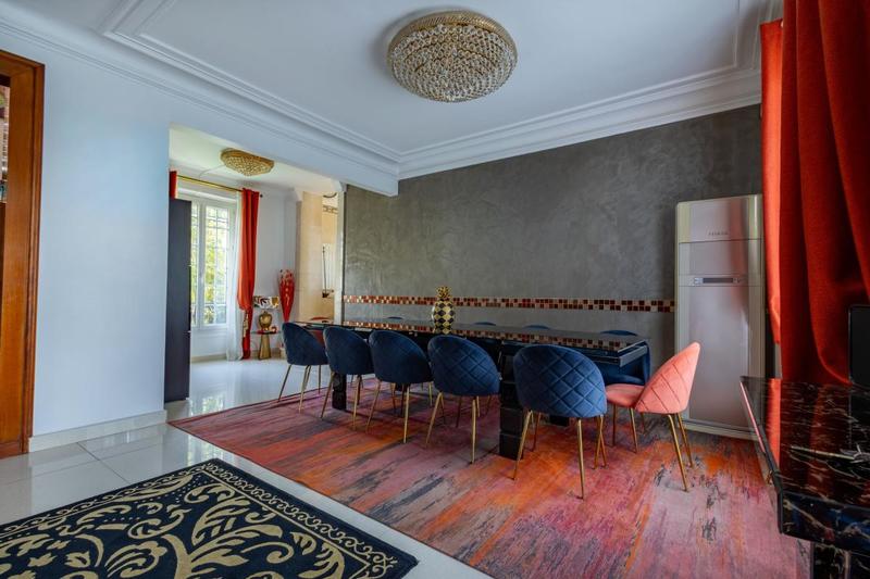 Maison - 263 m² - 8 pièces