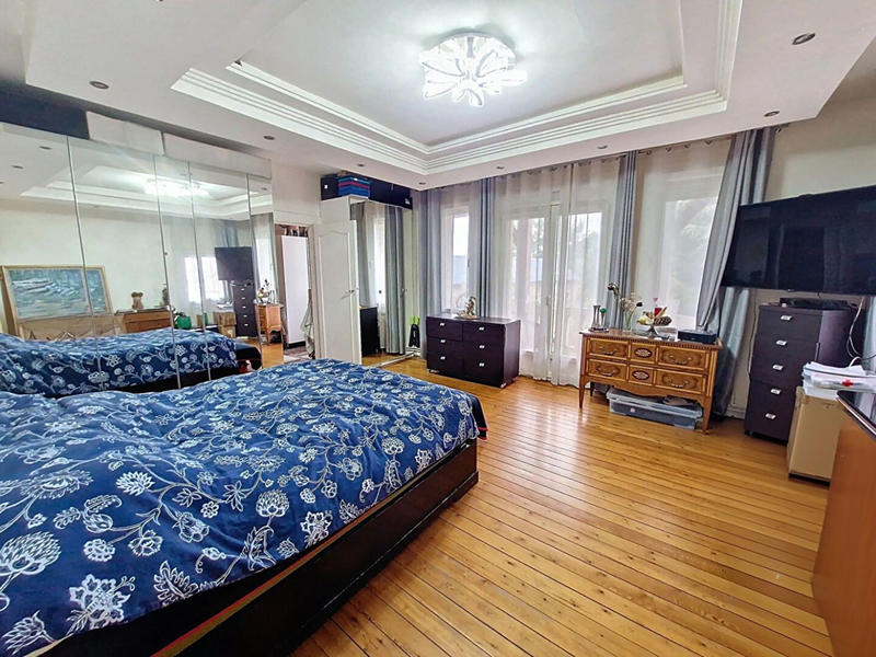 Maison - 327 m² - 8 pièces