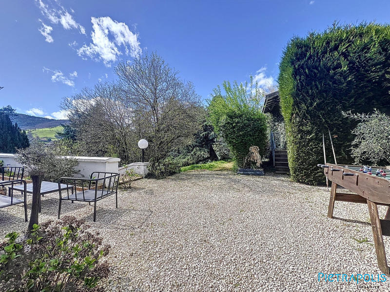 Maison - 300 m² - 8 pièces