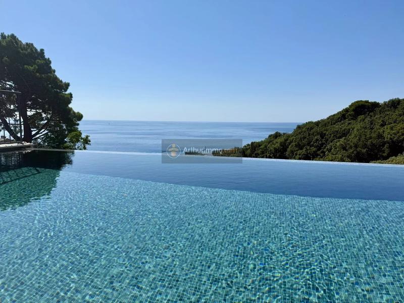 Maison - 202 m² - 7 pièces