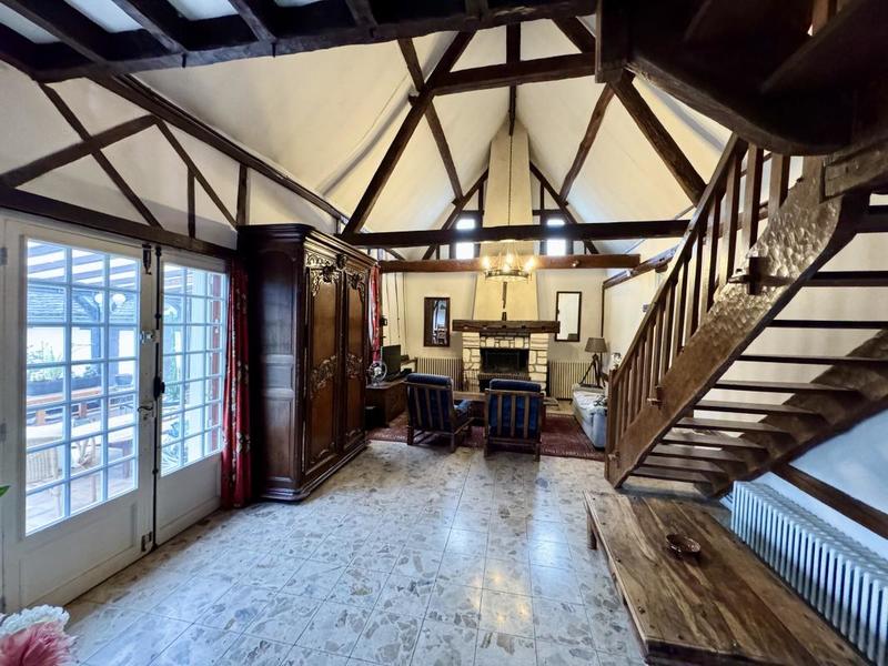 Maison - 230 m² - 9 pièces