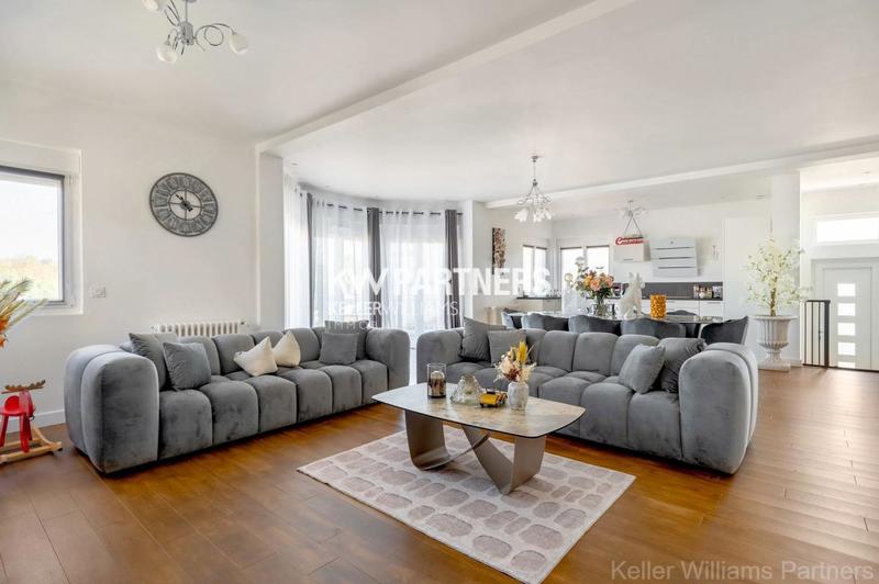 Maison - 213 m² - 8 pièces