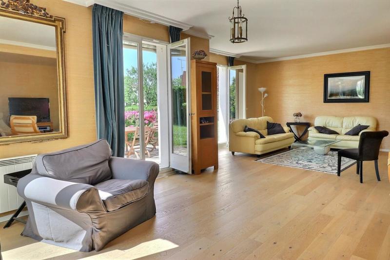 Maison - 240 m² - 9 pièces