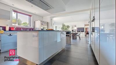 Maison - 290 m² - 9 pièces