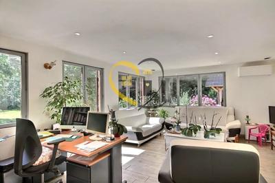 Propriété - 246 m² - 9 pièces