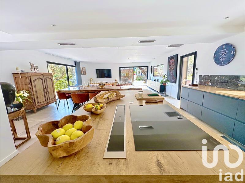 Maison - 221 m² - 7 pièces