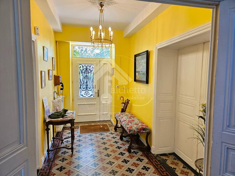 Propriété - 580 m² - 18 pièces