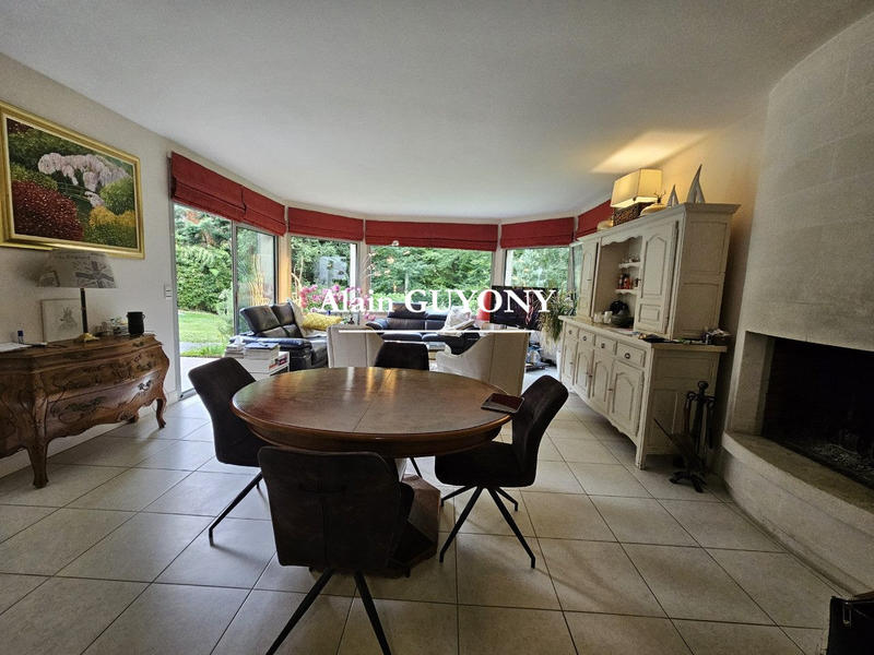 Maison contemporaine - 264 m² - 7 pièces